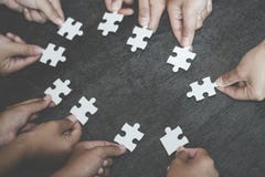 Η επιχειρησιακή έννοια, ομάδα επιχειρηματιών που συγκεντρώνουν το γρίφο τορνευτικών πριονιών και αντιπροσωπεύει την υποστήριξη κα στοκ φωτογραφία Η επιχειρησιακή έννοια, ομάδα επιχειρηματιών που συγκεντρώνουν το γρίφο τορνευτικών πριονιών και αντιπροσωπεύει την υποστήριξη κα στοκ φωτογραφία