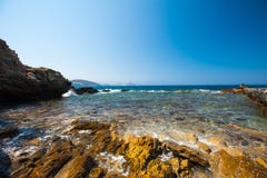 Η θάλασσα κτυπά στους βράχους καθαρίστε το νερό στην ακτή στοκ φωτογραφία με δικαίωμα ελεύθερης χρήσης Η θάλασσα κτυπά στους βράχους καθαρίστε το νερό στην ακτή στοκ φωτογραφία με δικαίωμα ελεύθερης χρήσης