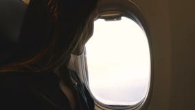 Η κινηματογράφηση σε πρώτο πλάνο που πυροβολείται της ευτυχούς απόλαυσης γυναικών επιβατών πίνει και μεγάλη εμπνευσμένη άποψη σχε φιλμ μικρού μήκους Η κινηματογράφηση σε πρώτο πλάνο που πυροβολείται της ευτυχούς απόλαυσης γυναικών επιβατών πίνει και μεγάλη εμπνευσμένη άποψη σχε φιλμ μικρού μήκους