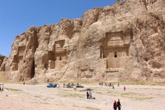 Η νεκρόπολη της δυναστείας Achaemenid, με τους μεγάλους τάφους που κόβονται υψηλούς στο πρόσωπο απότομων βράχων στοκ φωτογραφία με δικαίωμα ελεύθερης χρήσης Η νεκρόπολη της δυναστείας Achaemenid, με τους μεγάλους τάφους που κόβονται υψηλούς στο πρόσωπο απότομων βράχων στοκ φωτογραφία με δικαίωμα ελεύθερης χρήσης