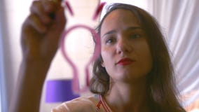 Η νέα γυναίκα brunette επισύρει την προσοχή το βολβό φωτισμού στον τοίχο γυαλιού Επιχείρηση, εκπαίδευση και έννοια ανθρώπων 3840x απόθεμα βίντεο Η νέα γυναίκα brunette επισύρει την προσοχή το βολβό φωτισμού στον τοίχο γυαλιού Επιχείρηση, εκπαίδευση και έννοια ανθρώπων 3840x απόθεμα βίντεο