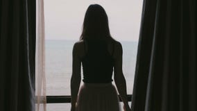Η νέα ευτυχής χαλαρωμένη όμορφη γυναίκα ανοίγει τις κουρτίνες παραθύρων στο δωμάτιο ξενοδοχείου να το επικό ωκεάνιο χαμόγελο άποψ απόθεμα βίντεο Η νέα ευτυχής χαλαρωμένη όμορφη γυναίκα ανοίγει τις κουρτίνες παραθύρων στο δωμάτιο ξενοδοχείου να το επικό ωκεάνιο χαμόγελο άποψ απόθεμα βίντεο