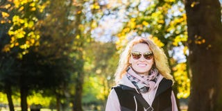 Η όμορφη ξανθή νέα γυναίκα χαμογελά στοκ φωτογραφίες Η όμορφη ξανθή νέα γυναίκα χαμογελά στοκ φωτογραφίες