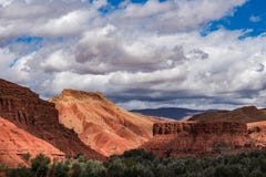 Η όμορφη ροδαλή κοιλάδα - Vallee des Roses, κοντά σε Ouarzazate, Μαρόκο στοκ εικόνα Η όμορφη ροδαλή κοιλάδα - Vallee des Roses, κοντά σε Ouarzazate, Μαρόκο στοκ εικόνα