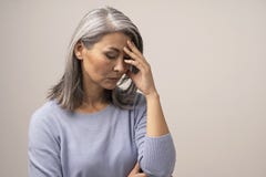Η ώριμη ασιατική γυναίκα αγγίζει το μέτωπό της στον κίνδυνο στοκ φωτογραφίες με δικαίωμα ελεύθερης χρήσης Η ώριμη ασιατική γυναίκα αγγίζει το μέτωπό της στον κίνδυνο στοκ φωτογραφίες με δικαίωμα ελεύθερης χρήσης