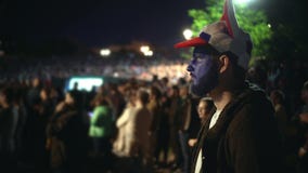 Η στάση ατόμων οπαδών ποδοσφαίρου στο στάδιο είναι πρόσεξε πολύ το αθλητικό παιχνίδι Πρόσωπο 4k χρωμάτων απόθεμα βίντεο Η στάση ατόμων οπαδών ποδοσφαίρου στο στάδιο είναι πρόσεξε πολύ το αθλητικό παιχνίδι Πρόσωπο 4k χρωμάτων απόθεμα βίντεο