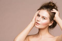 Η πρότυπη ομορφιά Makeup μόδας, όμορφη γυναίκα τρίχα Dishevel αποτελεί, πορτρέτο στούντιο στοκ εικόνες με δικαίωμα ελεύθερης χρήσης Η πρότυπη ομορφιά Makeup μόδας, όμορφη γυναίκα τρίχα Dishevel αποτελεί, πορτρέτο στούντιο στοκ εικόνες με δικαίωμα ελεύθερης χρήσης