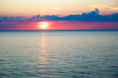 Ηλιοβασίλεμα στη θάλασσα και το όμορφο cloudscape στοκ φωτογραφία Ηλιοβασίλεμα στη θάλασσα και το όμορφο cloudscape στοκ φωτογραφία