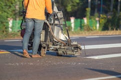 Θερμοπλαστικός ψεκασμός που χαρακτηρίζει τη μηχανή κατά τη διάρκεια της οδοποιίας στοκ φωτογραφίες με δικαίωμα ελεύθερης χρήσης Θερμοπλαστικός ψεκασμός που χαρακτηρίζει τη μηχανή κατά τη διάρκεια της οδοποιίας στοκ φωτογραφίες με δικαίωμα ελεύθερης χρήσης
