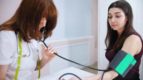 Ιατρική κλινική Ο γιατρός μετρά την υπομονετική πίεση άντληση φιλμ μικρού μήκους Ιατρική κλινική Ο γιατρός μετρά την υπομονετική πίεση άντληση φιλμ μικρού μήκους