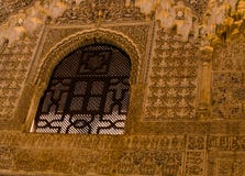 Ισπανία, Ανδαλουσία, Alhambra, μαυριτανικό, μαύρο παράθυρο δικτυωτού πλέγματος στο χαρασμένο περίπλοκο σχέδιο τοίχων στοκ εικόνες με δικαίωμα ελεύθερης χρήσης Ισπανία, Ανδαλουσία, Alhambra, μαυριτανικό, μαύρο παράθυρο δικτυωτού πλέγματος στο χαρασμένο περίπλοκο σχέδιο τοίχων στοκ εικόνες με δικαίωμα ελεύθερης χρήσης