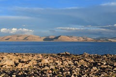 Κίνα Μεγάλες Λίμνες του Θιβέτ Λίμνη Teri Tashi Namtso στον ήλιο ρύθμισης το καλοκαίρι στοκ εικόνες Κίνα Μεγάλες Λίμνες του Θιβέτ Λίμνη Teri Tashi Namtso στον ήλιο ρύθμισης το καλοκαίρι στοκ εικόνες