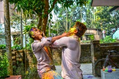 Κατά τη διάρκεια του φεστιβάλ Holi, δύο ινδικοί φίλοι χρωματίζουν ο ένας τον άλλον στοκ εικόνες Κατά τη διάρκεια του φεστιβάλ Holi, δύο ινδικοί φίλοι χρωματίζουν ο ένας τον άλλον στοκ εικόνες