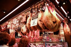 Κατάστημα Jamon στην αγορά Λα Boqueria Βαρκελώνη Ισπανία στοκ εικόνες με δικαίωμα ελεύθερης χρήσης Κατάστημα Jamon στην αγορά Λα Boqueria Βαρκελώνη Ισπανία στοκ εικόνες με δικαίωμα ελεύθερης χρήσης