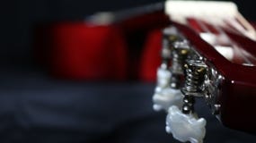 Κλασσική άποψη κιθάρων από τους δέκτες στο σώμα, με το ισχυρό βάθος του τομέα στοκ φωτογραφίες με δικαίωμα ελεύθερης χρήσης Κλασσική άποψη κιθάρων από τους δέκτες στο σώμα, με το ισχυρό βάθος του τομέα στοκ φωτογραφίες με δικαίωμα ελεύθερης χρήσης