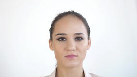 Κλείστε επάνω το πορτρέτο της νέας καυκάσιας γυναίκας σε ένα άσπρο υπόβαθρο κίνηση αργή Έννοια Skincare 3840x2160 φιλμ μικρού μήκους Κλείστε επάνω το πορτρέτο της νέας καυκάσιας γυναίκας σε ένα άσπρο υπόβαθρο κίνηση αργή Έννοια Skincare 3840x2160 φιλμ μικρού μήκους