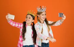 Κορίτσια που παίρνουν selfie τη κάμερα smartphone φωτογραφιών Χαλασμένη έννοια παιδιών Εγωκεντρική πριγκήπισσα Τα παιδιά φορούν τ στοκ εικόνες με δικαίωμα ελεύθερης χρήσης Κορίτσια που παίρνουν selfie τη κάμερα smartphone φωτογραφιών Χαλασμένη έννοια παιδιών Εγωκεντρική πριγκήπισσα Τα παιδιά φορούν τ στοκ εικόνες με δικαίωμα ελεύθερης χρήσης