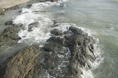 Κύματα που συντρίβουν στους βράχους στοκ εικόνες Κύματα που συντρίβουν στους βράχους στοκ εικόνες
