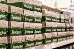 ΚΥΡΙΟ ΆΡΘΡΟ: Ράφια του Remington 12 κοχύλια κυνηγετικών όπλων μετρητών στοκ εικόνες ΚΥΡΙΟ ΆΡΘΡΟ: Ράφια του Remington 12 κοχύλια κυνηγετικών όπλων μετρητών στοκ εικόνες