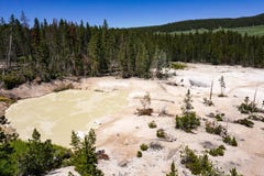Λίμνες ηφαιστείων λάσπης, εθνικό πάρκο Yellowstone στοκ φωτογραφία με δικαίωμα ελεύθερης χρήσης Λίμνες ηφαιστείων λάσπης, εθνικό πάρκο Yellowstone στοκ φωτογραφία με δικαίωμα ελεύθερης χρήσης