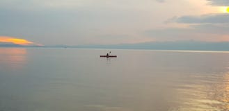 Λίμνη Kivu, Ρουάντα ειρηνική σκηνή ηλιοβασιλέματος στη λίμνη στοκ φωτογραφία με δικαίωμα ελεύθερης χρήσης Λίμνη Kivu, Ρουάντα ειρηνική σκηνή ηλιοβασιλέματος στη λίμνη στοκ φωτογραφία με δικαίωμα ελεύθερης χρήσης