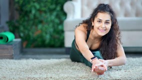 Λατρευτό χαμογελώντας σγουρό κορίτσι brunette μπροστινής άποψης που κάνει τον αθλητισμό να ασκήσει την παρουσίαση καταπληκτικού τ φιλμ μικρού μήκους Λατρευτό χαμογελώντας σγουρό κορίτσι brunette μπροστινής άποψης που κάνει τον αθλητισμό να ασκήσει την παρουσίαση καταπληκτικού τ φιλμ μικρού μήκους