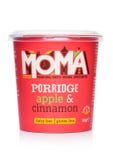 ΛΟΝΔΙΝΟ, UK - 5 ΜΑΡΤΊΟΥ 2019: Φλυτζάνι του κουάκερ Moma με το μήλο και την κανέλα και της γλουτένης ελεύθερης στο λευκό στοκ εικόνες με δικαίωμα ελεύθερης χρήσης ΛΟΝΔΙΝΟ, UK - 5 ΜΑΡΤΊΟΥ 2019: Φλυτζάνι του κουάκερ Moma με το μήλο και την κανέλα και της γλουτένης ελεύθερης στο λευκό στοκ εικόνες με δικαίωμα ελεύθερης χρήσης