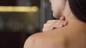 Λοσιόν σώματος στο δέρμα απόθεμα βίντεο Λοσιόν σώματος στο δέρμα απόθεμα βίντεο