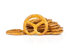 Μίνι αλατισμένα pretzels που απομονώνονται στο λευκό στοκ φωτογραφία Μίνι αλατισμένα pretzels που απομονώνονται στο λευκό στοκ φωτογραφία