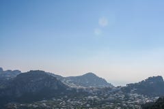 Μεγάλη άποψη πέρα από το βουνό Capri στοκ εικόνες Μεγάλη άποψη πέρα από το βουνό Capri στοκ εικόνες