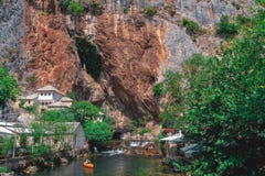 Μεγάλη θερινή ημέρα στο εστιατόριο μεταξύ των σπηλιών σε Βοσνία-Ερζεγοβίνη στοκ φωτογραφίες με δικαίωμα ελεύθερης χρήσης Μεγάλη θερινή ημέρα στο εστιατόριο μεταξύ των σπηλιών σε Βοσνία-Ερζεγοβίνη στοκ φωτογραφίες με δικαίωμα ελεύθερης χρήσης