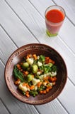 Μεσημεριανό γεύμα Vegan με το χυμό ντοματών στοκ φωτογραφία Μεσημεριανό γεύμα Vegan με το χυμό ντοματών στοκ φωτογραφία
