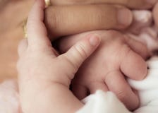 Μητέρα και νέα - γεννημένο μωρό - χέρια εκμετάλλευσης στοκ φωτογραφία με δικαίωμα ελεύθερης χρήσης Μητέρα και νέα - γεννημένο μωρό - χέρια εκμετάλλευσης στοκ φωτογραφία με δικαίωμα ελεύθερης χρήσης