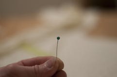 Μια βελόνα στα χέρια seamstress στοκ φωτογραφία με δικαίωμα ελεύθερης χρήσης Μια βελόνα στα χέρια seamstress στοκ φωτογραφία με δικαίωμα ελεύθερης χρήσης