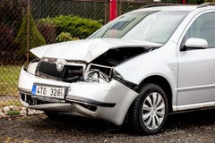 Μια λεπτομέρεια ενός ασημένιου τσεχικού αυτοκινήτου Skoda Fabia συνέτριψε σε ένα μετωπικό τροχαίο ατύχημα στοκ φωτογραφία με δικαίωμα ελεύθερης χρήσης Μια λεπτομέρεια ενός ασημένιου τσεχικού αυτοκινήτου Skoda Fabia συνέτριψε σε ένα μετωπικό τροχαίο ατύχημα στοκ φωτογραφία με δικαίωμα ελεύθερης χρήσης