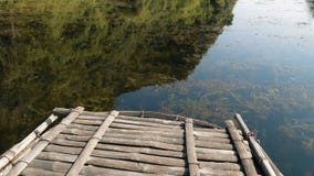 Μια ξύλινη βάρκα κόβει το νερό Μια ξύλινη βάρκα κόβει το νερό