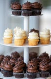 Μια πυραμίδα των cupcakes σε μια πιατέλα στοκ φωτογραφία με δικαίωμα ελεύθερης χρήσης Μια πυραμίδα των cupcakes σε μια πιατέλα στοκ φωτογραφία με δικαίωμα ελεύθερης χρήσης