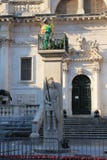 Μνημείο στον ιππότη στο τεθωρακισμένο και έναν εργαζόμενο στο μπαλκόνι στοκ εικόνες Μνημείο στον ιππότη στο τεθωρακισμένο και έναν εργαζόμενο στο μπαλκόνι στοκ εικόνες