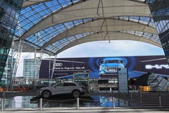 ΜΟΝΑΧΟ, ΒΑΥΑΡΙΑ, ΓΕΡΜΑΝΙΑ - 13 ΜΑΡΤΊΟΥ 2019: Παρουσίαση ολοκαίνουργιου Audi ε -ε-tron, μια συμπαγής διασταύρωση SUV πολυτέλειας στοκ φωτογραφίες με δικαίωμα ελεύθερης χρήσης ΜΟΝΑΧΟ, ΒΑΥΑΡΙΑ, ΓΕΡΜΑΝΙΑ - 13 ΜΑΡΤΊΟΥ 2019: Παρουσίαση ολοκαίνουργιου Audi ε -ε-tron, μια συμπαγής διασταύρωση SUV πολυτέλειας στοκ φωτογραφίες με δικαίωμα ελεύθερης χρήσης