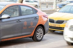 ΜΟΣΧΑ, ΡΩΣΙΑ - 7 ΜΑΡΤΊΟΥ 2019: Ενοίκιο αυτοκινήτων υπηρεσιών συνοδήγησης ανά τη μικρή οδήγηση κατά μήκος της οδού πόλεων στοκ φωτογραφία ΜΟΣΧΑ, ΡΩΣΙΑ - 7 ΜΑΡΤΊΟΥ 2019: Ενοίκιο αυτοκινήτων υπηρεσιών συνοδήγησης ανά τη μικρή οδήγηση κατά μήκος της οδού πόλεων στοκ φωτογραφία