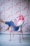 Μόδα photoshoot της ελκυστικής Ευρωπαίας γυναίκας με τη ρόδινη τρίχα και του έξυπνου ζωηρόχρωμου makeup, μοντέρνη γυναίκα με το ρ στοκ εικόνες Μόδα photoshoot της ελκυστικής Ευρωπαίας γυναίκας με τη ρόδινη τρίχα και του έξυπνου ζωηρόχρωμου makeup, μοντέρνη γυναίκα με το ρ στοκ εικόνες