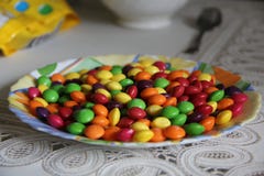 Μόσχα, Ρωσία 16 Απριλίου 2017: Skittles βρίσκονται σε ένα πιάτο στοκ εικόνα με δικαίωμα ελεύθερης χρήσης Μόσχα, Ρωσία 16 Απριλίου 2017: Skittles βρίσκονται σε ένα πιάτο στοκ εικόνα με δικαίωμα ελεύθερης χρήσης