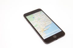 Μόσχα/Ρωσία - 19 Φεβρουαρίου 2019: το smartphone βρίσκεται σε έναν πίνακα με έναν ανοικτό χάρτη της Νέας Υόρκης στην οθόνη στοκ εικόνες με δικαίωμα ελεύθερης χρήσης Μόσχα/Ρωσία - 19 Φεβρουαρίου 2019: το smartphone βρίσκεται σε έναν πίνακα με έναν ανοικτό χάρτη της Νέας Υόρκης στην οθόνη στοκ εικόνες με δικαίωμα ελεύθερης χρήσης