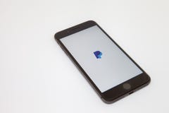 Μόσχα/Ρωσία - 19 Φεβρουαρίου 2019: το smartphone βρίσκεται στον πίνακα με το λογότυπο PayPal στην οθόνη στοκ εικόνες με δικαίωμα ελεύθερης χρήσης Μόσχα/Ρωσία - 19 Φεβρουαρίου 2019: το smartphone βρίσκεται στον πίνακα με το λογότυπο PayPal στην οθόνη στοκ εικόνες με δικαίωμα ελεύθερης χρήσης