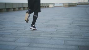Μυϊκά πόδια του αρσενικού jogger στο ανάχωμα απόθεμα βίντεο Μυϊκά πόδια του αρσενικού jogger στο ανάχωμα απόθεμα βίντεο