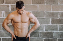 Μυϊκό bodybuilder γυμνοστήθων σε μια γυμναστική στοκ εικόνες Μυϊκό bodybuilder γυμνοστήθων σε μια γυμναστική στοκ εικόνες