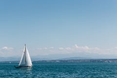Ναυσιπλοΐα με τη θάλασσα κάτω από τους μπλε ουρανούς στοκ εικόνα Ναυσιπλοΐα με τη θάλασσα κάτω από τους μπλε ουρανούς στοκ εικόνα