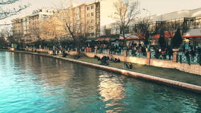 Νεολαία που απολαμβάνει την ημέρα άνοιξη κοντά στον ποταμό Porsuk, Εσκί Σεχίρ απόθεμα βίντεο Νεολαία που απολαμβάνει την ημέρα άνοιξη κοντά στον ποταμό Porsuk, Εσκί Σεχίρ απόθεμα βίντεο
