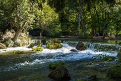 Νερό isar στον αγγλικό κήπο, Μόναχο, Γερμανία στοκ εικόνα Νερό isar στον αγγλικό κήπο, Μόναχο, Γερμανία στοκ εικόνα
