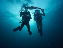 Νέα διαφορετική εξερεύνηση σκαφάνδρων γυναικών και ανδρών στοκ εικόνα Νέα διαφορετική εξερεύνηση σκαφάνδρων γυναικών και ανδρών στοκ εικόνα